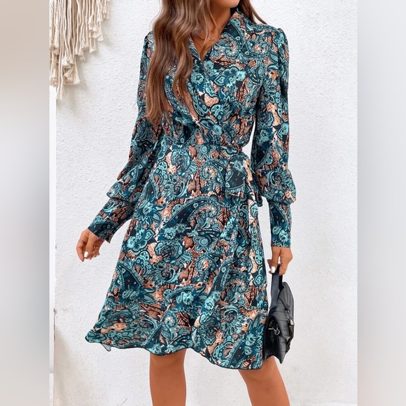 Gorgeous Paisley Print Bishop Tie Side Wrap - Picture 6 of 7